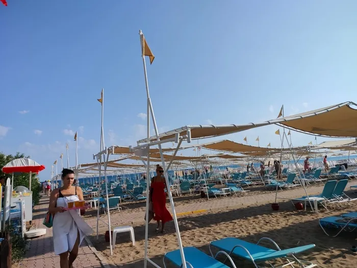 Antalya'da hortum sahili vurdu! Şezlonglar savruldu - 1