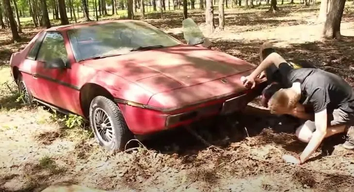 Pontiac Fiero’yu çalılıkların arasından alıp öyle bir hale getirdiler ki! 1985 model arabayı görenler gözlerine inanamadı