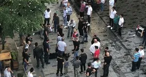 Taksim’de şoke eden olay! Makas ve bıçaklar devreye girdi