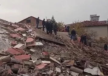 Malatya'da ağır hasarlı bina iş makinesinin üzerine devrildi
