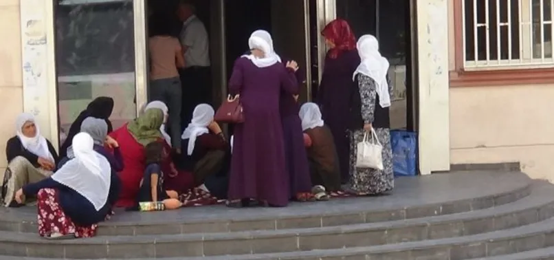 HDP'liler oğlu için eylem yapan anne Hacire Akar'a saldırdı