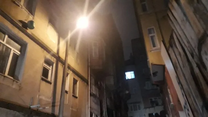 İstanbul’da kan donduran cinayet! Boğazını kesip evi ateşe verdiler