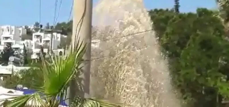 Bodrum’da içme suyu isale hattı patladı: Cadde ve sokaklar göle döndü