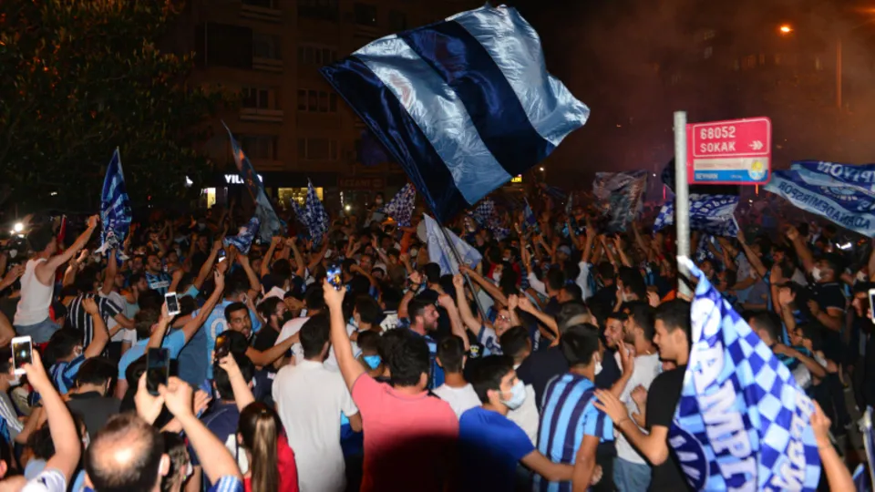 Adana Demirspor Süper Lig'de! Sabaha kadar tur attılar
