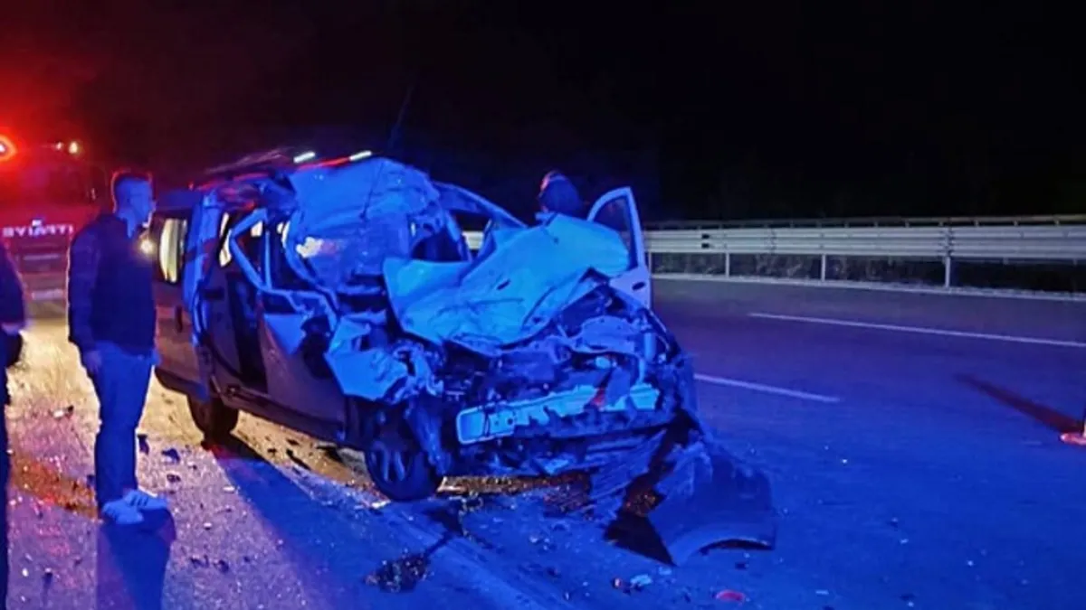 Bolu'da feci kaza! TIR'a arkadan çarpan otomobilde 1 ölü 3 yaralı