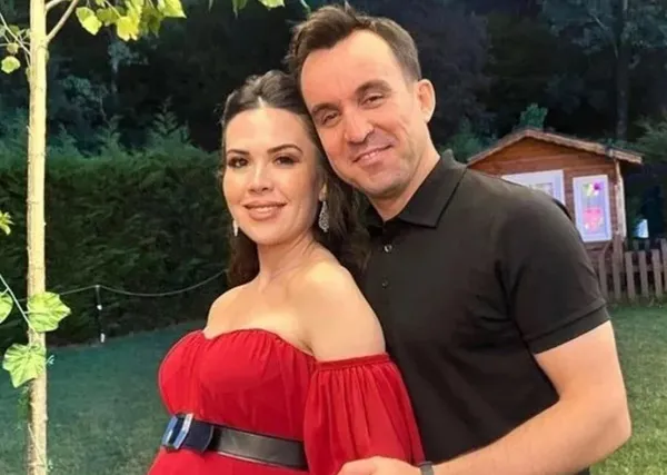 son-dakika-sira-tayyar-oz-ve-ozlem-ozde-fenomen-cifte-orgut-sorusturmasi-1701169805368.jpg Son dakika: Sıra Tayyar Öz ve Özlem Öz'de! Fenomen çifte örgüt soruşturması - 4