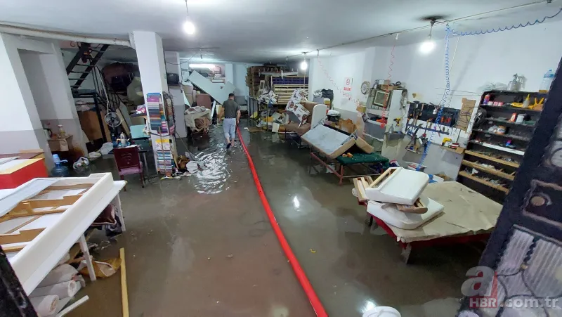 İstanbul'u sağanak vurdu! Yollar göle döndü, araçlar sulara gömüldü | Eminönü'nde dükkanları su bastı | Beykoz'da istinat duvarı çöktü 10