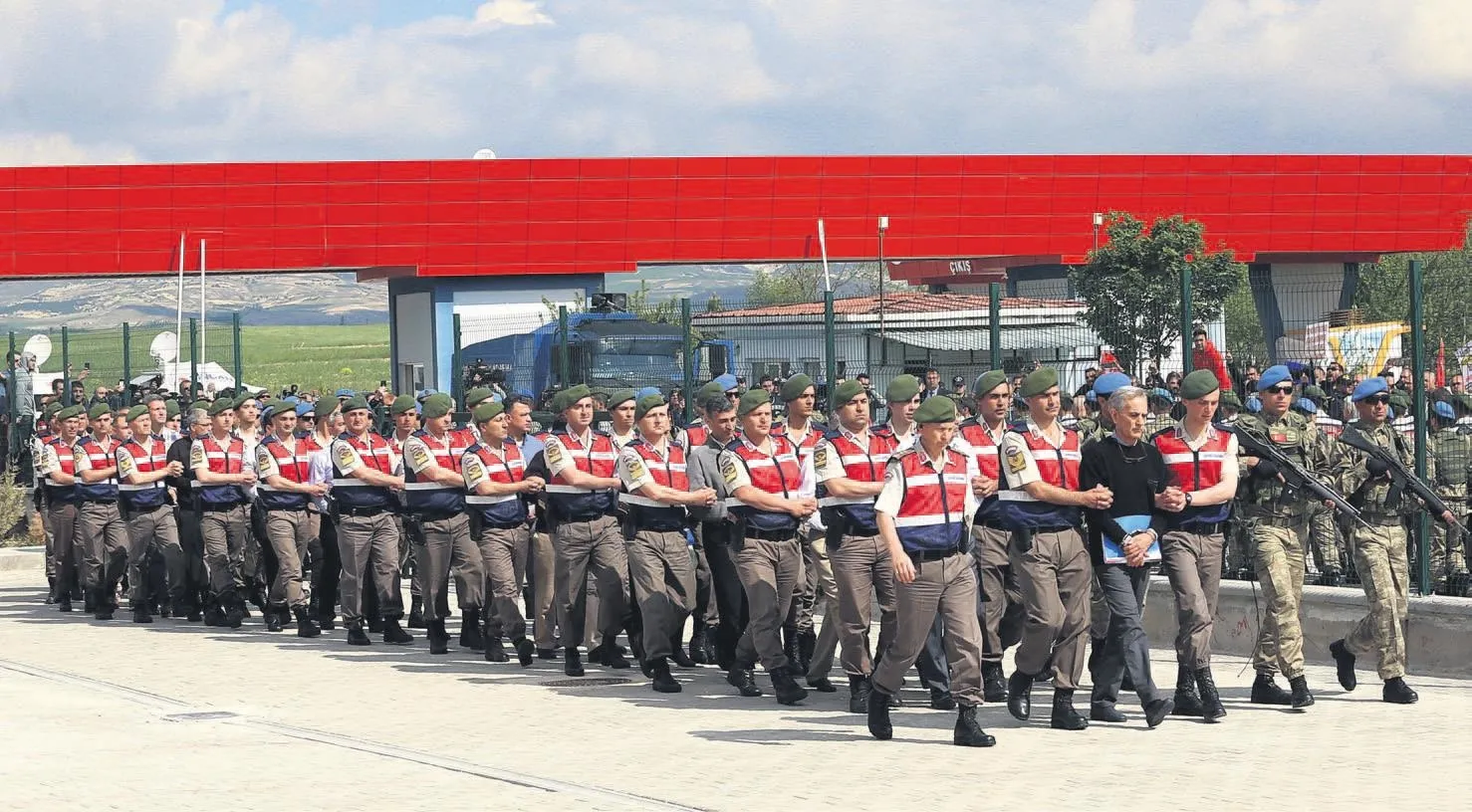 Darbeciler birbirine düştü!