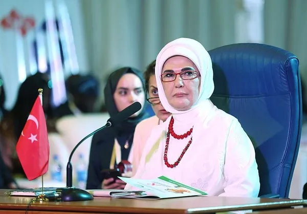 Emine Erdoğan’dan kanserle mücadele çağrısı: Türkiye bugün dumansız hava sahasına sahip