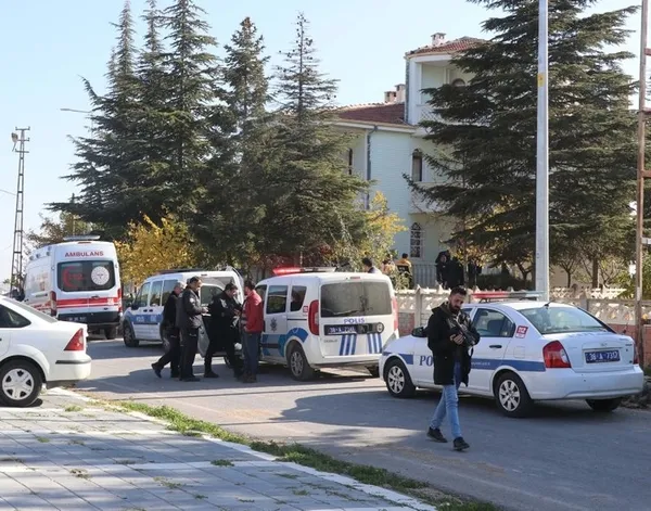 kayseride-yengesini-baltayla-vahsice-oldurdu-karisini-o-halde-goren-adam-kalp-krizi-gecirip-hayatini-kaybetti-1668432241843.jpg Kayseri’de yengesini baltayla vahşice öldürdü! Karısını o halde gören adam kalp krizi geçirip hayatını kaybetti - 7