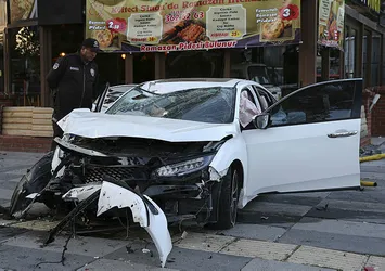 Başkentte trafik kazası: 1'i ağır 3 yaralı