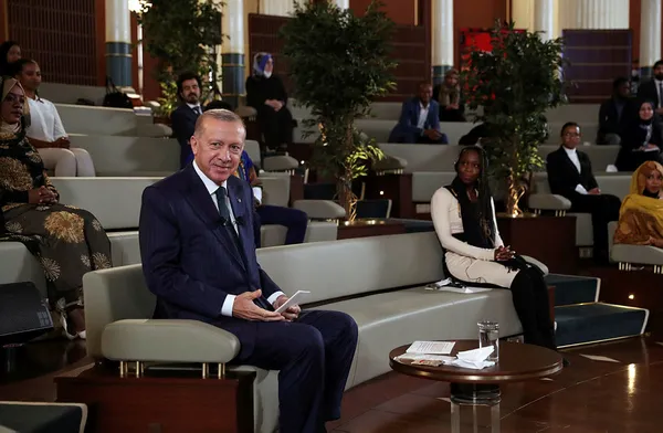 Başkan Erdoğan’dan faiz ve enflasyon açıklaması! Faiz indirimi sürecek mi? Afrikalı gençlerle buluşma programında son dakika açıklamaları