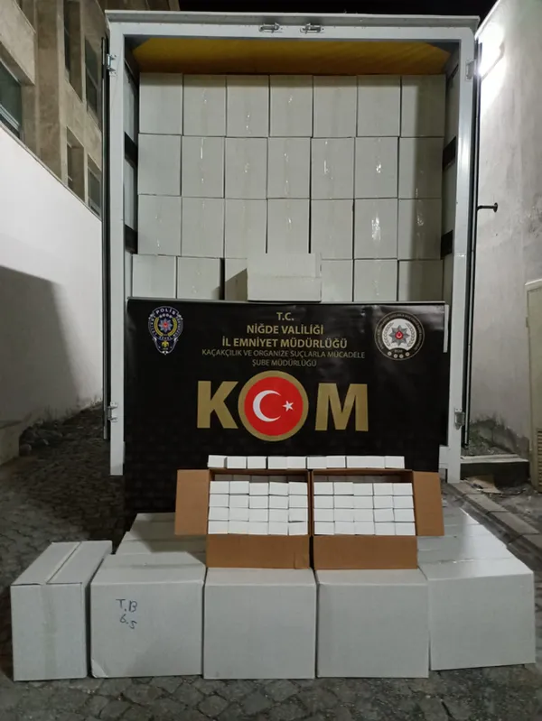 kamyon-kasasindan-cikti-35-milyon-makaron-ele-gecirildi-1653485240457.jpg Kamyon kasasından çıktı! 3,5 milyon makaron ele geçirildi - 1