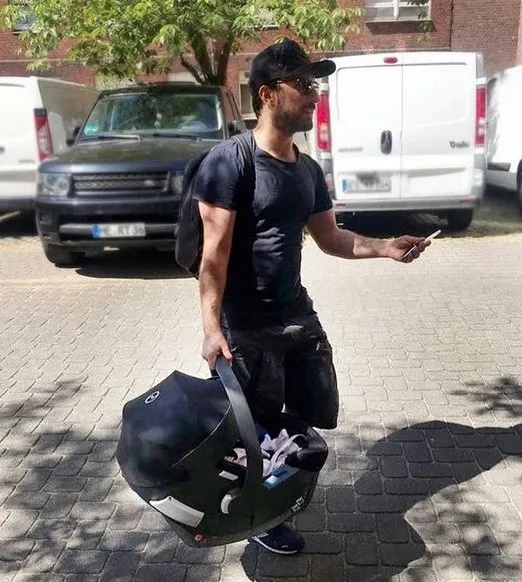 Tarkan bebeği Liya ile birlikte ilk karesini paylaştı