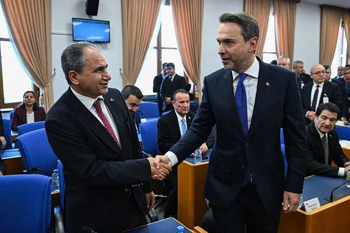 bakan-bayraktardan-mutfakta-tup-bos-diyen-chpli-vekile-cevap-tupe-gerek-yok-dogal-gaz-kullaniyorlar-1762540252672.jpeg Bakan Bayraktar: “81 ilimizde, 950 yerleşim yeri ve 229 organize sanayi bölgesine doğal gazı ulaştırdık” dedi (AA)