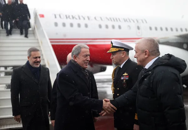 sam-yonetimi-ile-ne-konusuldu-milli-savunma-bakani-hulusi-akardan-flas-aciklama-1672293812880.jpg Şam yönetimi ile ne konuşuldu? Milli Savunma Bakanı Hulusi Akar'dan flaş açıklama - 2