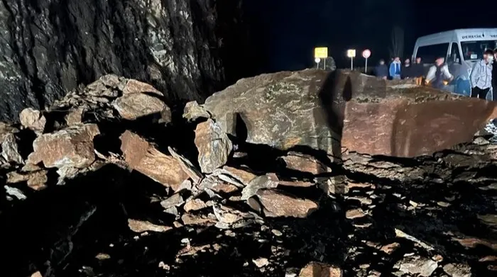 Son dakika: Hakkari'de dev kayalar yola düştü! Araçlar mahsur kaldı - 1