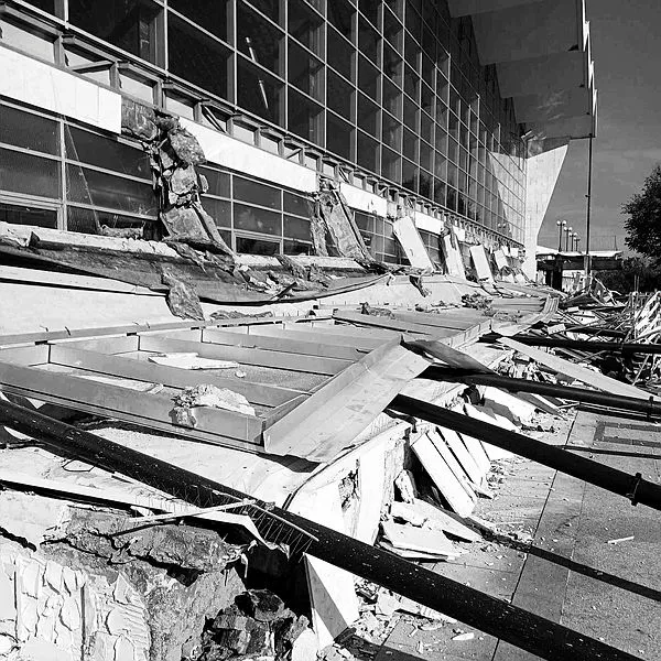 Sırbistan’da tren istasyonunun girişindeki çatı çöktü: 14 ölü