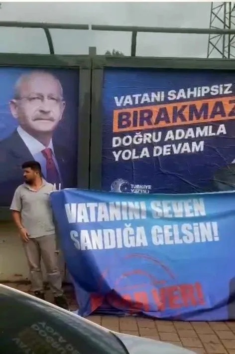 CHP’li Adana Büyükşehir Belediyesi’nde afiş skandalı! Başkan Erdoğan’ın afişlerine çirkin saldırı
