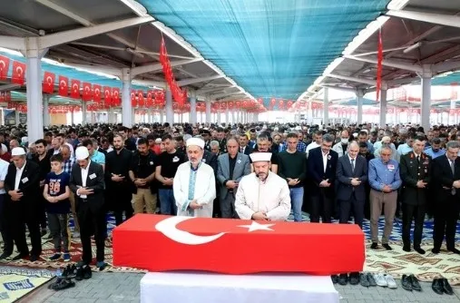 kardesi-pence-kilit-operasyonunda-sehit-olan-15-temmuz-gazisi-kardesim-en-guzel-mertebeye-ulasti-1656483277820.jpg Kardeşi Pençe-Kilit Operasyonu’nda şehit olan 15 Temmuz gazisi: Kardeşim en güzel mertebeye ulaştı - 4