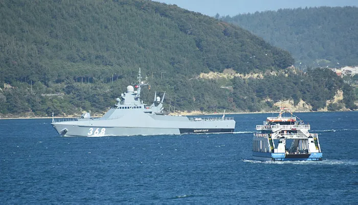 Rus savaş gemisi Çanakkale Boğazı’ndan geçti - 2