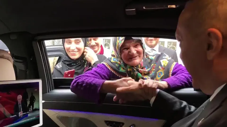 Yaşlı teyze Başkan Erdoğan’ın Kime Oy vereceksin sorusuna bakın nasıl yanıt verdi