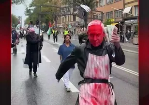 ELİ KANLI CANAVARI BÖYLE PROTESTO ETTİLER