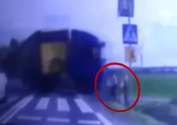 TIR aileyi ezdi: 1 ölü, 2 yaralı