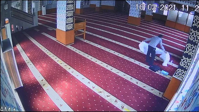 Diyarbakır’da camiden çaldığı ses cihazını kefene sardı! O anlar kamerada - 1