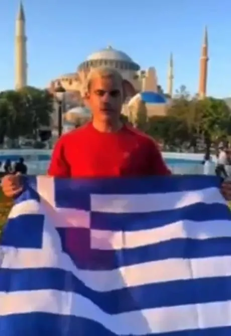 Yunan vatandaştan Ayasofya Camii önünde büyük provokasyon! Emniyet harekete geçti! Bir daha Türkiye’ye giremeyecek