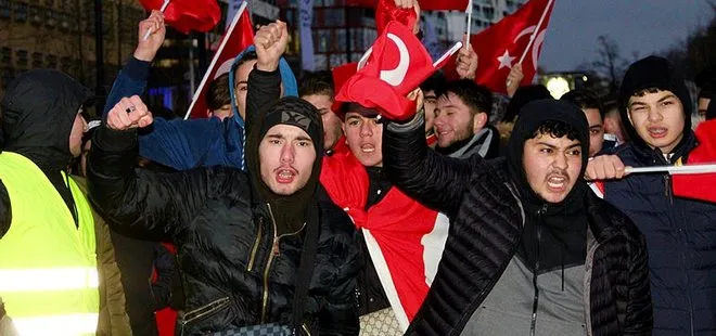 Hollanda’da Türkler PKK’yı protesto etti