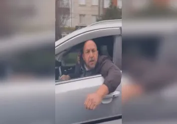 Trafik magandası çocuklu kadının aracına saldırdı