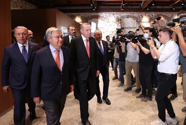 Tahıl krizinin çözümü sonrası dünya liderlerinden Türkiye’ye tebrik mesajı yağdı: Erdoğan’a minnettarız! Macron’u çıldırtacak yorum