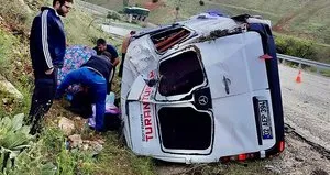 Yolcu minibüsü devrildi: 12 yaralı