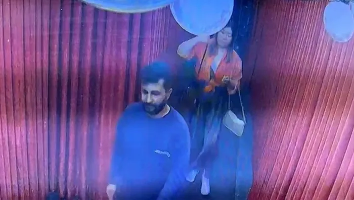 cinli-turisti-58-bin-lira-dolandirdi-taksicinin-26-suc-kaydi-cikti-o-anlar-kamerada-1743145607859.jpeg Taksicinin Çinli turiste eğlence mekanlarını gezdirdiği anlar. (DHA)