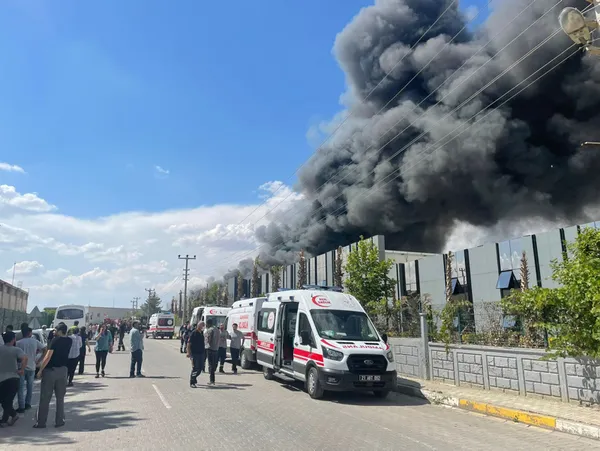 Son dakika: Diyarbakır'da kozmetik fabrikasında yangın! Patlama riski var - 4