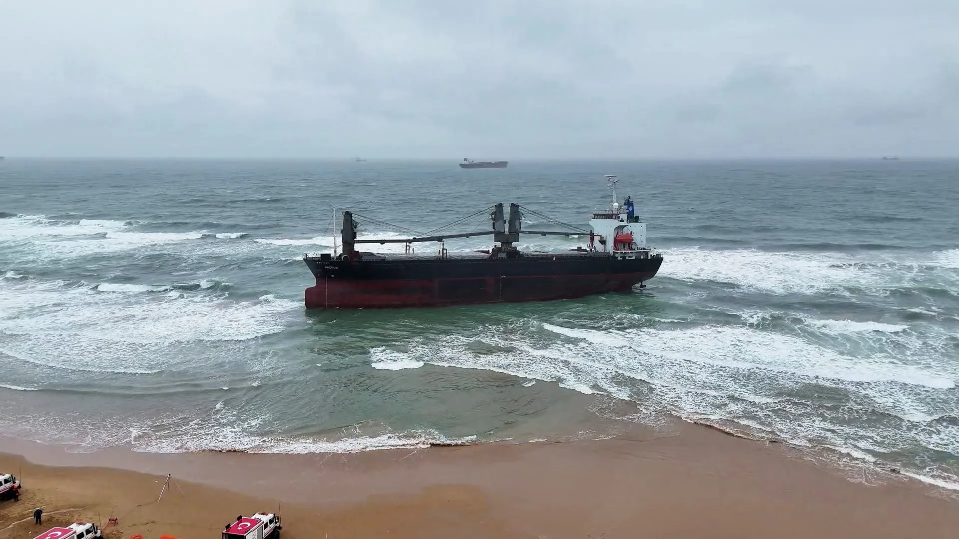 İstanbul Boğazı’nın kuzeyinde hareketli saatler! Komor Adaları bayraklı gemi karaya oturdu