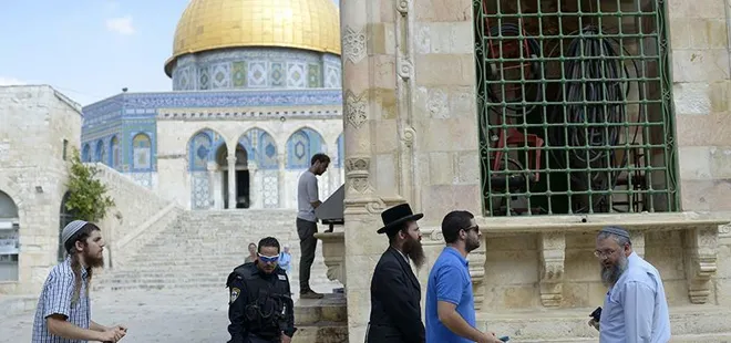 İşgalci yahudilerden alçak provokasyon! Mescid-i Aksa’da İsrail bayrağı açtılar