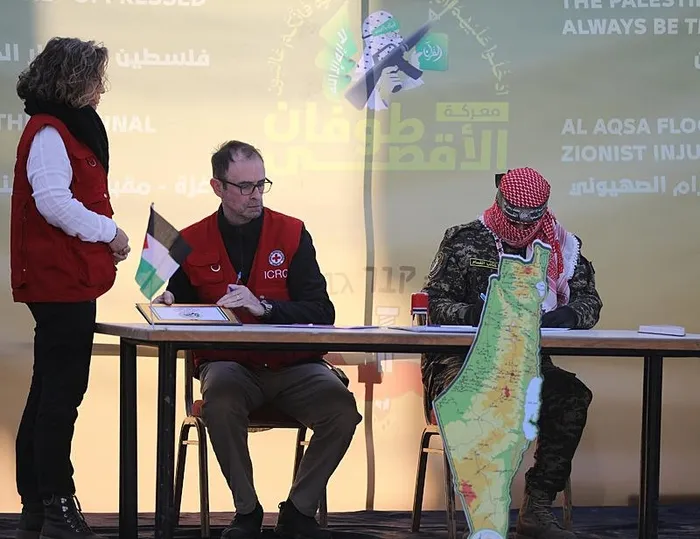 Esir takasında terör devletine şok! İsrail amblemleriyle dünyaya rezil oldu: Hamas böyle dalga geçti