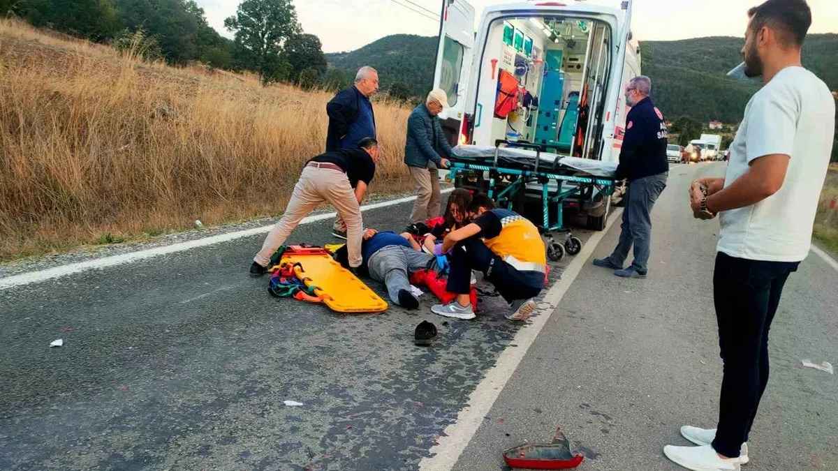 Domaniç'te otomobil ile motosiklet çarpıştı