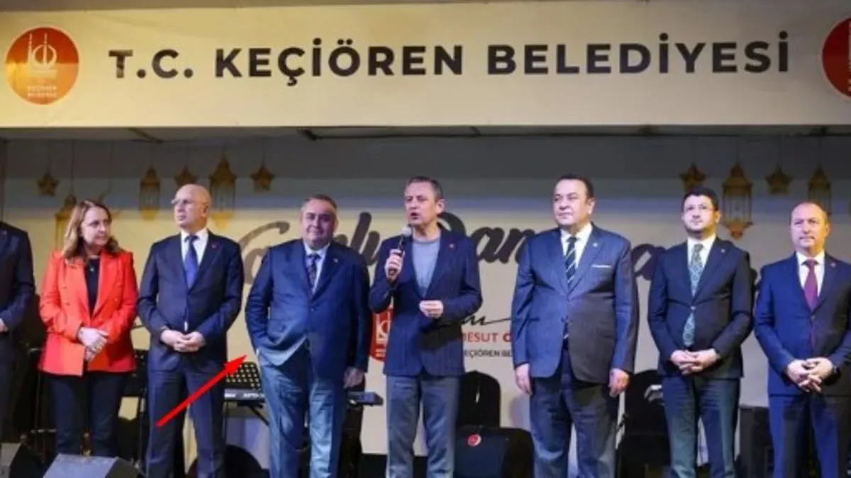 CHP'de kaos bitmiyor! Keçiören Belediye Başkanından Özel'e dikkat çeken tavır: Eli cebinde dinledi