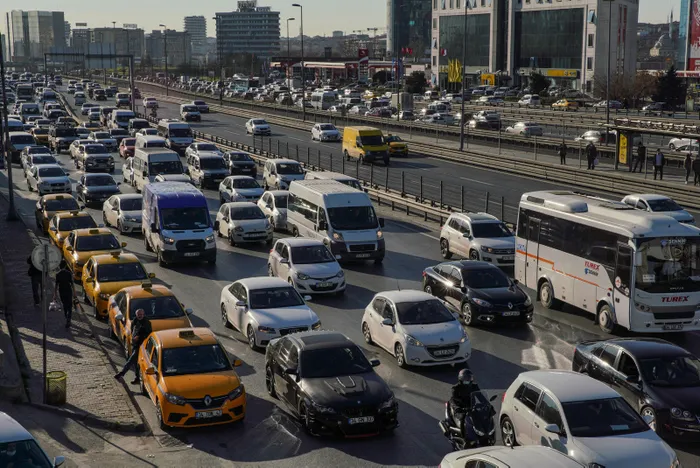 Son dakika: Yılbaşına saatler kaldı! İstanbul'da trafik durma noktasında - 1