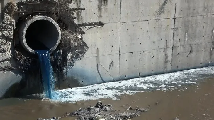 Arnavutköy’de kırmızı akan derenin ardından Esenyurt’ta kimyasal atık nedeniyle Haramidere mavi aktı