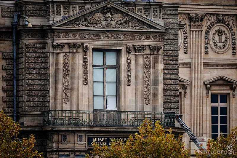 Louvre müzesi nasıl soyuldu? Film sahnelerini aratmayan 7 dakikalık soygun! 12