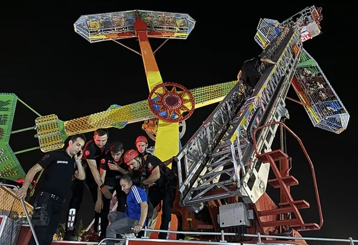 lunapark-dehseti-23-kisi-havada-mahsur-kaldi-ekipler-devreye-girdi-1724880595837.jpg