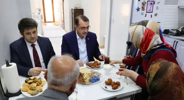 1671346625009.jpg Enerji ve Tabii Kaynaklar Bakanı Fatih Dönmez'den evine doğalgaz verilen aileye ziyaret - 3