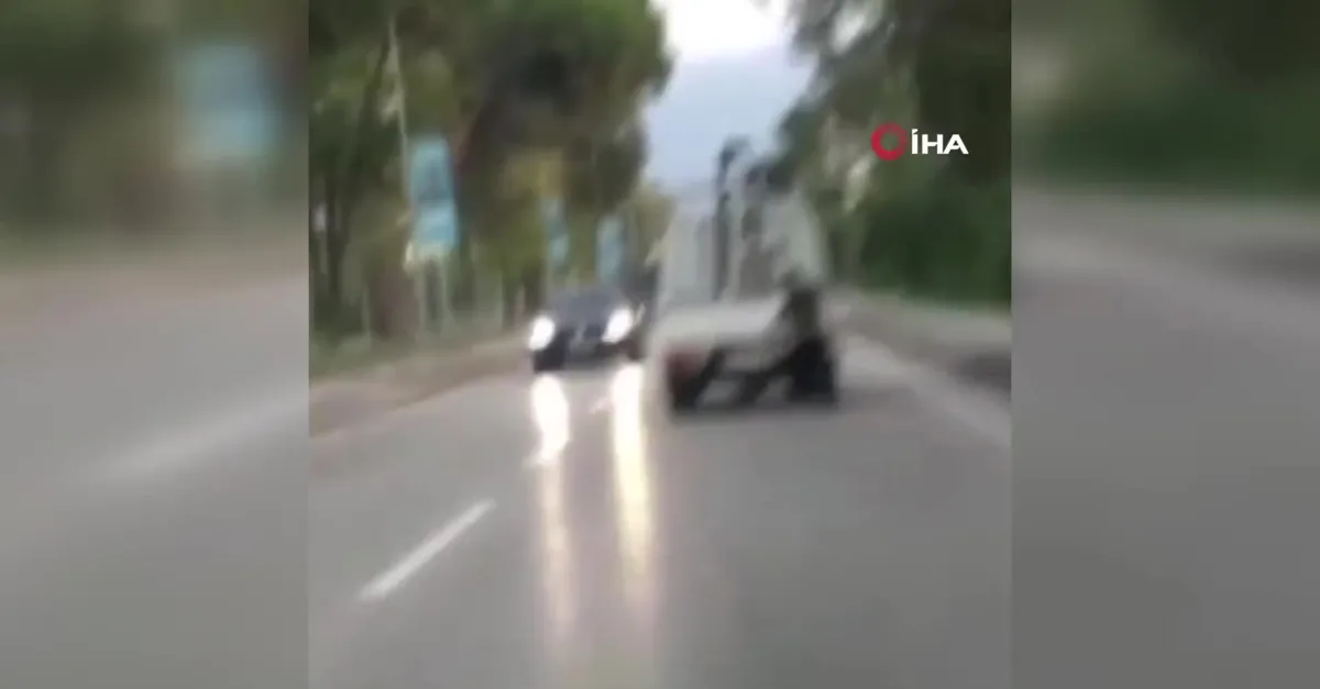 Son dakika: Trafikte dehşet anları kamerada! Kamyonetten düşen çocuk...