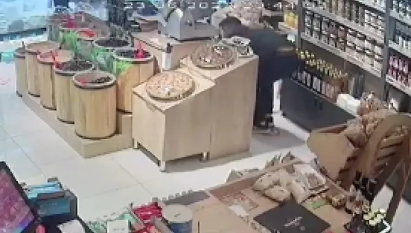 sancaktepede-hirsizin-yuruyerek-girdigi-dukkandan-surunerek-ciktigi-anlar-kamerada-1656170097324.jpg Sancaktepe’de hırsızın yürüyerek girdiği dükkandan sürünerek çıktığı anlar kamerada - 4