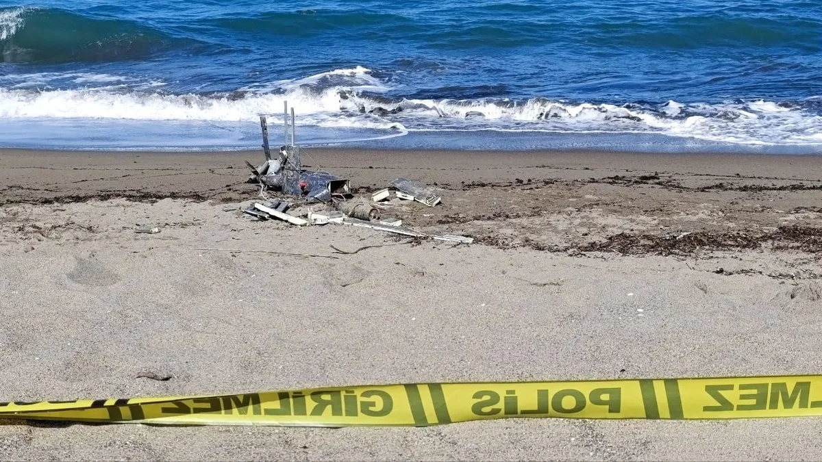 Halk plajında ekipleri alarma geçiren görüntü! Parçalanmış İHA bulundu