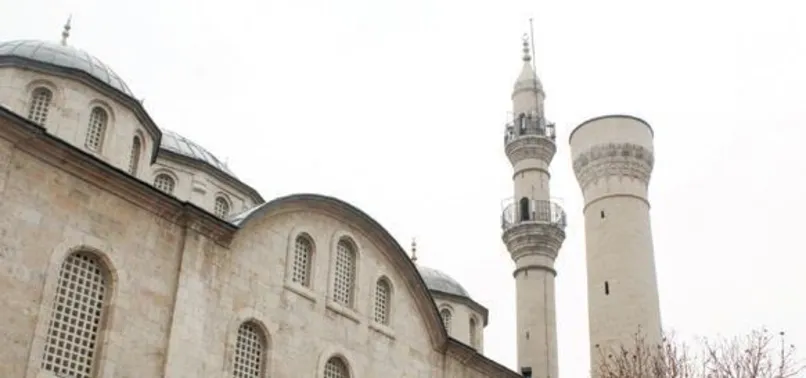 Minareyi çalıp otopark yaptılar!